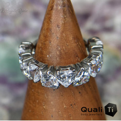 Anneau segmenté 'Lovecuff' en titane QualiTi et zircons, ouverture facile