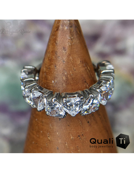 Anneau segmenté 'Lovecuff' en titane QualiTi et zircons, ouverture facile