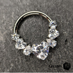 Anneau segmenté 'Tears from the heart' en titane QualiTi et zircons, ouverture facile