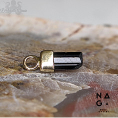 Charme Naga Jewelery en or jaune 18 carats et tourmaline noire