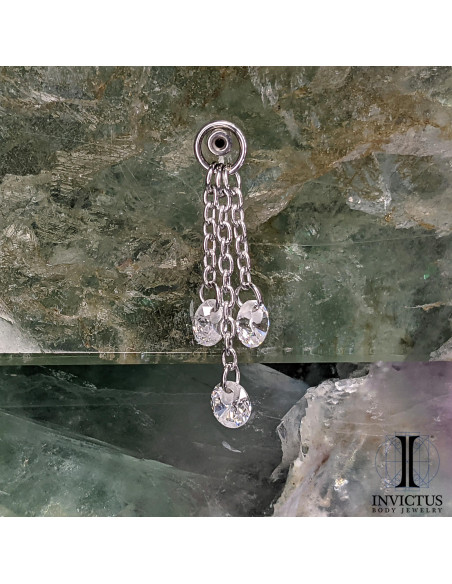 Charme triple chainette Invictus en titane pvd platine et ses zircons