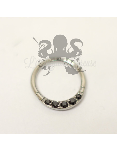 Anneau segmenté orné de Swarovski griffés, ouverture facile