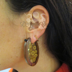 Paire de boucles d'oreilles rondelles de bambou dans de la résine 2