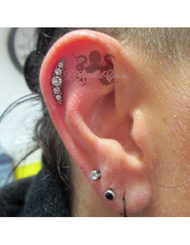 Bijou de cartilage orné de Swarovski et titane