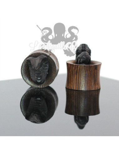 Tunnel en bois et serpent sculpté