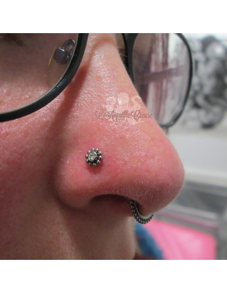 Bijou de cartilage orné de Swarovski et titane