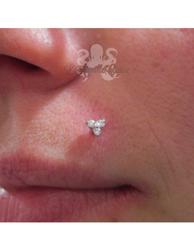 Tréfle de zircons griffé d'or blanc