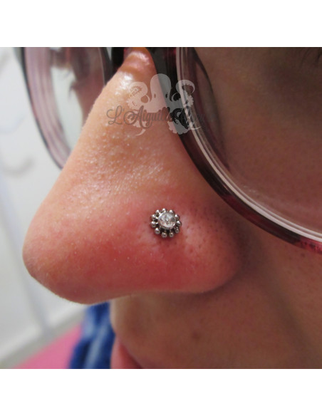 Bijou de cartilage orné de Swarovski et titane