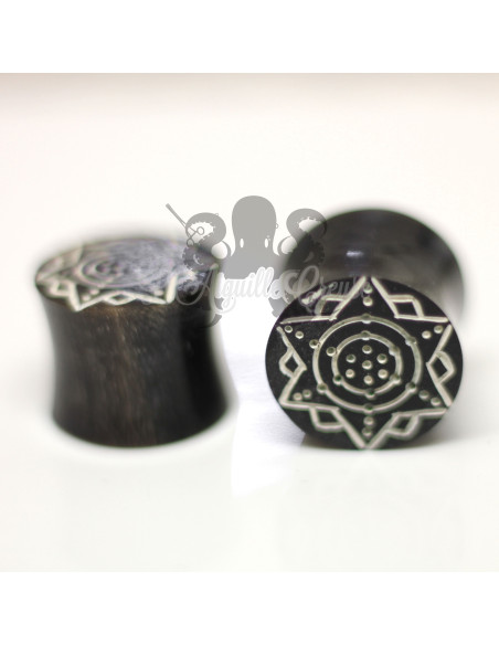 Plug en corne gravée