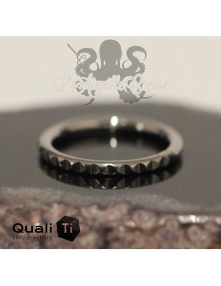 Anneau segmenté en titane QualiTi pyramidale, ouverture facile