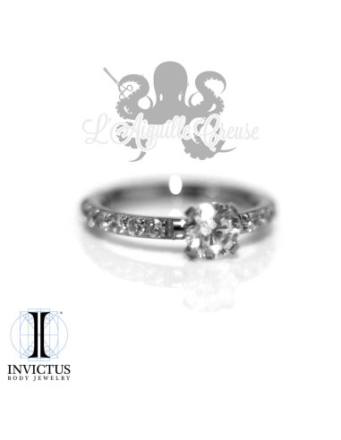 Anneau segmenté en titane Invictus, zircons premiums, ouverture facile