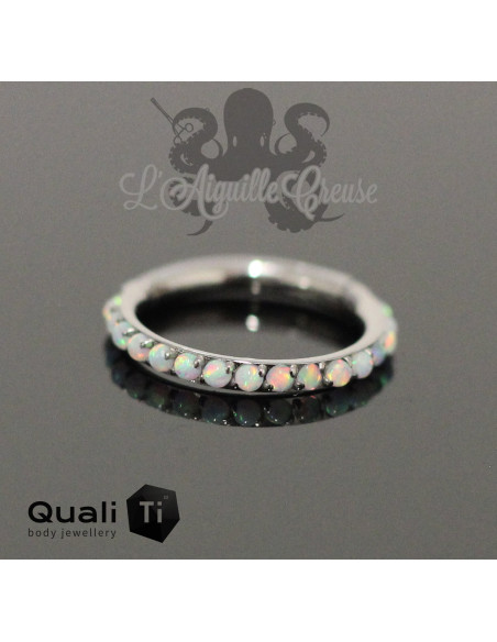 Anneau segmenté en titane QualiTi et opales synthétiques, ouverture facile