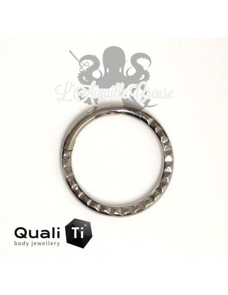Anneau segmenté en titane QualiTi pyramidale, ouverture facile