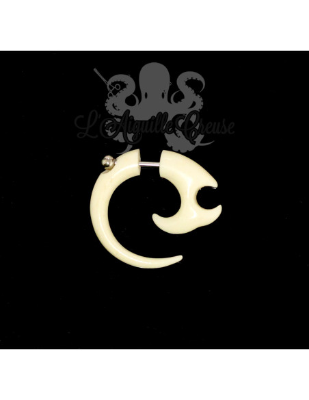 Boucle d'oreille  en bois sculptée