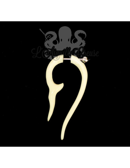 Boucle d'oreille  en os sculpté