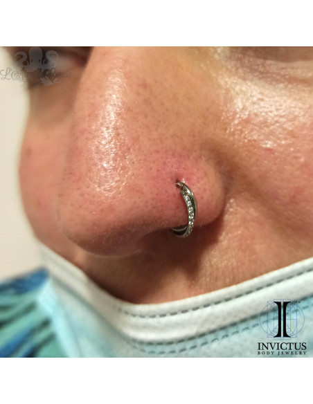Anneau segmenté en titane Invictus & zircons premiums, ouverture facile