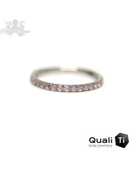 Anneau segmenté en titane QualiTi et zircons cubiques, ouverture facile