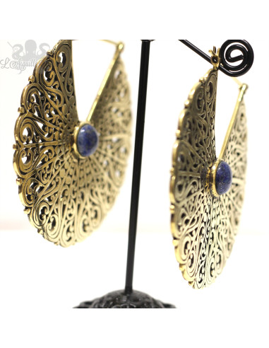 Paire de boucles d'oreilles en bronze et nacre.