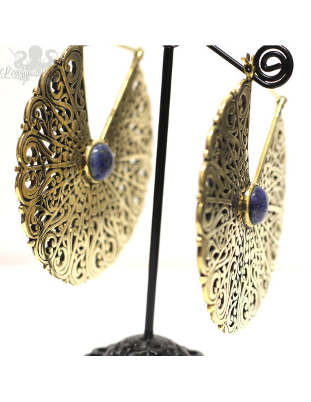 Paire de boucles d'oreilles en bronze et nacre.
