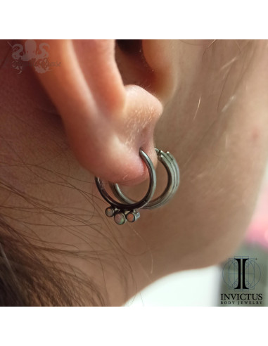 Anneau segmenté en titane Invictus, opales synthétiques, ouverture facile