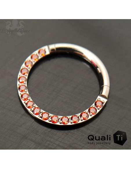 Anneau segmenté en titane QualiTi et zircons rouges, ouverture facile