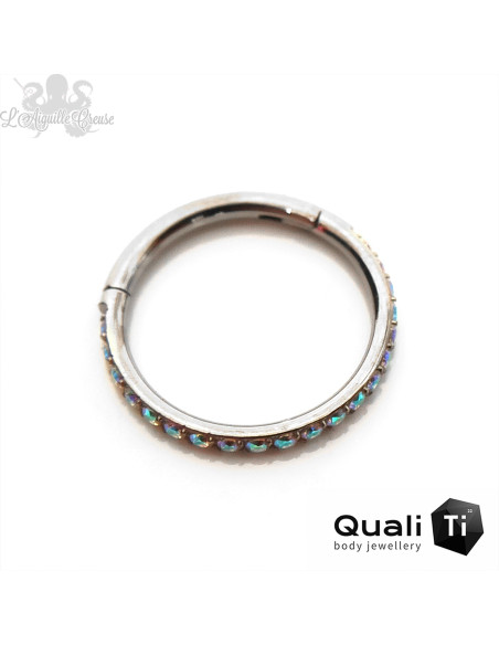 Anneau segmenté en titane QualiTi et zircons cubiques blanc irisés, ouverture facile