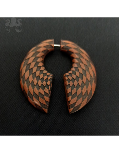 Boucle d'oreille en bois sculptée