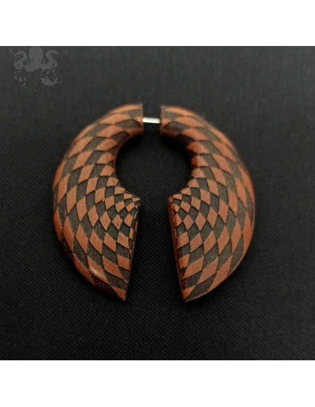 Boucle d'oreille en bois sculptée