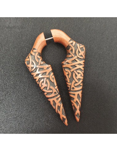 Boucle d'oreille en bois sculptée